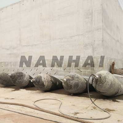Inflatable-Barge-Tugboat-Launching-Rubber-Airbag-Marine-Lifting-Aribag-in-Saling-for-Marine-Industry