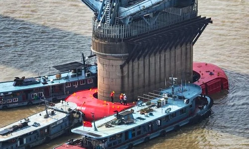 Instalación anticolisión autoflotante de material compuesto con revestimiento de acero